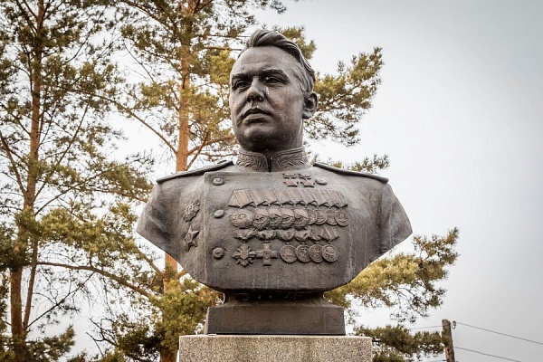 Бюст Дважды Героя Советского Союза В.С. Архипова, с. Губернское, ул. Братьев Кауровых, территория парка Победы